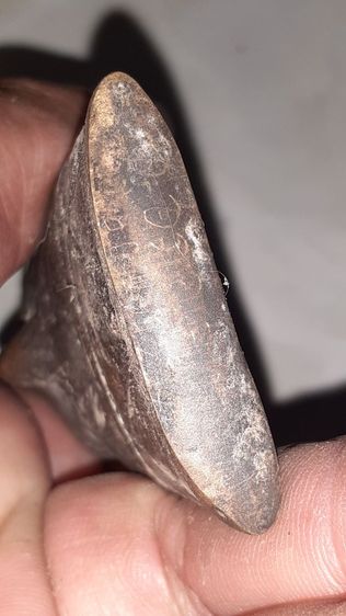 งั่งตาแดงมีจารที่ฐานและใต้ฐาน ศิลปะเก่าดี เนื้อเก่าจัด ศิลปะน่าจะเป็นทางฝั่งเพื่อนบ้าน จากสอบถามผู้รู้ ตอกตาด้วยทองแดง สวยเข้มขลัง รูปที่ 5