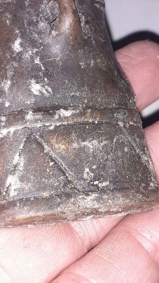 งั่งตาแดงมีจารที่ฐานและใต้ฐาน ศิลปะเก่าดี เนื้อเก่าจัด ศิลปะน่าจะเป็นทางฝั่งเพื่อนบ้าน จากสอบถามผู้รู้ ตอกตาด้วยทองแดง สวยเข้มขลัง รูปที่ 4