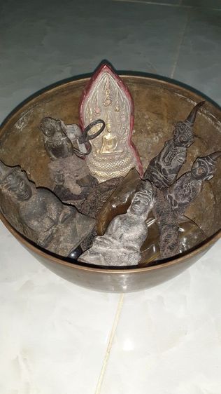 งั่งเศียรโล้นหน้าหนูตาแดง(ตอกทองแดง) ตนนี้แปลกกว่าตนอื่นๆอุดคั่งใต้ฐาน พร้อมมีผ้ายันต์ถักมัดรอบตัว มีจารมองพอมองเห็นลางๆ ศิลปะสวยงามเข้มขลัง รูปที่ 7