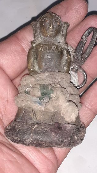 งั่งเศียรโล้นหน้าหนูตาแดง(ตอกทองแดง) ตนนี้แปลกกว่าตนอื่นๆอุดคั่งใต้ฐาน พร้อมมีผ้ายันต์ถักมัดรอบตัว มีจารมองพอมองเห็นลางๆ ศิลปะสวยงามเข้มขลัง รูปที่ 4