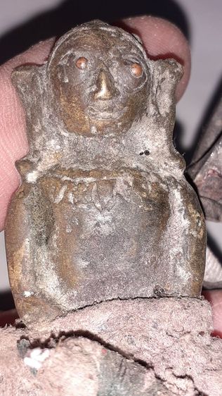 งั่งเศียรโล้นหน้าหนูตาแดง(ตอกทองแดง) ตนนี้แปลกกว่าตนอื่นๆอุดคั่งใต้ฐาน พร้อมมีผ้ายันต์ถักมัดรอบตัว มีจารมองพอมองเห็นลางๆ ศิลปะสวยงามเข้มขลัง รูปที่ 2