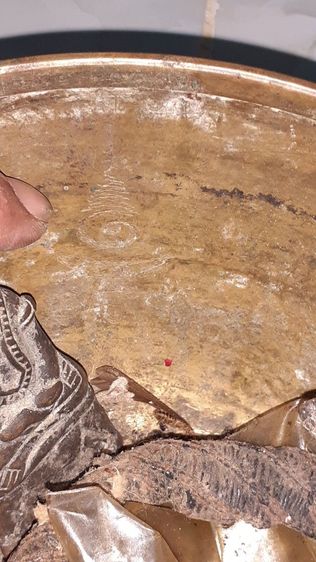 ขุนแผนนั้งพราย ในตลับสีผึ้ง เนื้อสีเหลืองนวล สวยงามไม่ทราบที่ ให้คงสภาพเดิมโดยไม่งัดออกมาถ่ายรูปด้านหลังเก่าเข้มขลัง ส่วนตลับสีผึ้งมีจาร รูปที่ 5