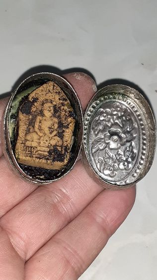 ขุนแผนนั้งพราย ในตลับสีผึ้ง เนื้อสีเหลืองนวล สวยงามไม่ทราบที่ ให้คงสภาพเดิมโดยไม่งัดออกมาถ่ายรูปด้านหลังเก่าเข้มขลัง ส่วนตลับสีผึ้งมีจาร