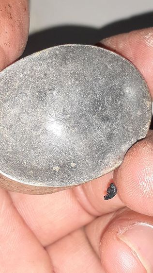 ขุนแผนนั้งพราย ในตลับสีผึ้ง เนื้อสีเหลืองนวล สวยงามไม่ทราบที่ ให้คงสภาพเดิมโดยไม่งัดออกมาถ่ายรูปด้านหลังเก่าเข้มขลัง ส่วนตลับสีผึ้งมีจาร รูปที่ 3