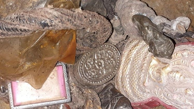 ขุนแผนนั้งพราย ในตลับสีผึ้ง เนื้อสีเหลืองนวล สวยงามไม่ทราบที่ ให้คงสภาพเดิมโดยไม่งัดออกมาถ่ายรูปด้านหลังเก่าเข้มขลัง ส่วนตลับสีผึ้งมีจาร รูปที่ 4