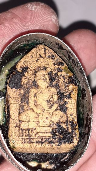 ขุนแผนนั้งพราย ในตลับสีผึ้ง เนื้อสีเหลืองนวล สวยงามไม่ทราบที่ ให้คงสภาพเดิมโดยไม่งัดออกมาถ่ายรูปด้านหลังเก่าเข้มขลัง ส่วนตลับสีผึ้งมีจาร รูปที่ 2