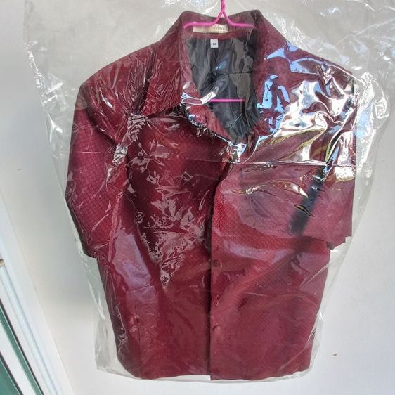 เสื้อเชิ้ตผ้าไหมคอปกผู้ชาย สีแดง ไซส์ M สภาพเหมือนใหม่ รูปที่ 2