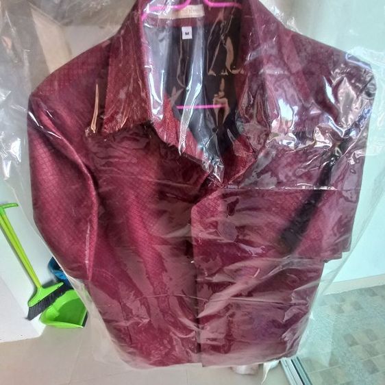 เสื้อเชิ้ตผ้าไหมคอปกผู้ชาย สีแดง ไซส์ M สภาพเหมือนใหม่ รูปที่ 6
