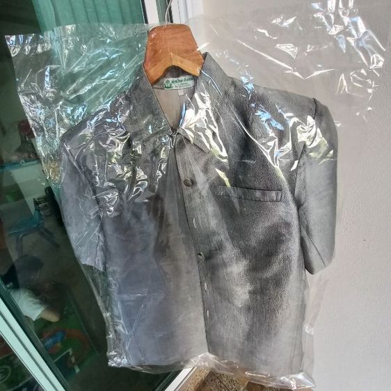 เสื้อผ้าไหมผู้ชาย สีเทาเงิน ไซส์ M 
สภาพเหมือนใหม่ รูปที่ 3