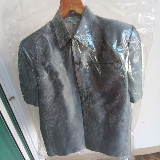 เสื้อผ้าไหมผู้ชาย สีเทาเงิน ไซส์ M 
สภาพเหมือนใหม่