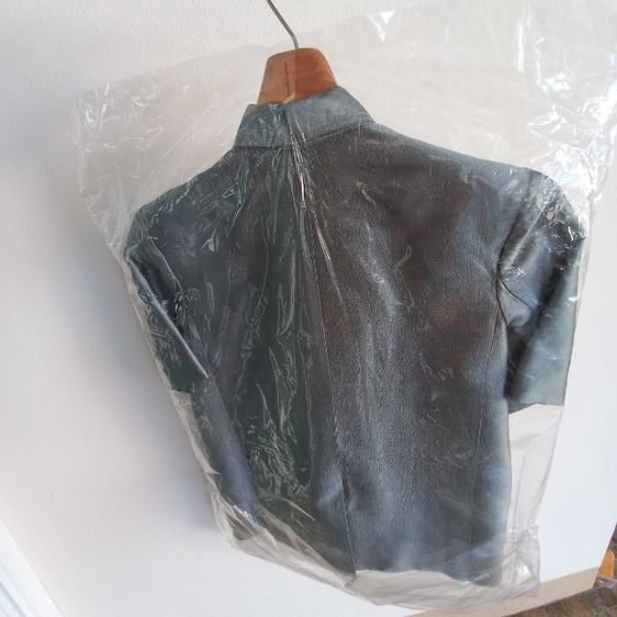 เสื้อผ้าไหมผู้ชาย สีเทาเงิน ไซส์ M 
สภาพเหมือนใหม่ รูปที่ 4