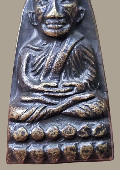 หลวงปู่ทวดหลังหนังสือเล็ก พิมพ์ว.กระเด็น เนื้อทองเหลืองรมดำ ปี 2505 วัดช้างให้ จ.ปัตตานี รูปที่ 4