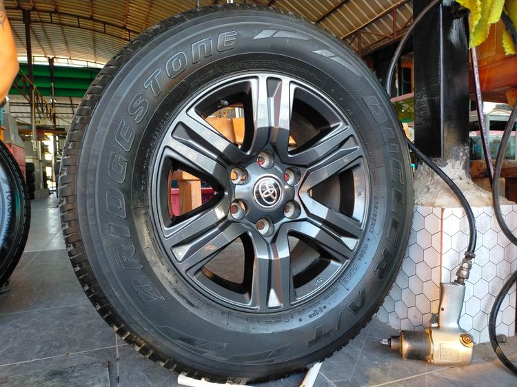 อื่นๆ 18" อื่นๆ แม็กโตโยต้า ขอบ17 พร้อมยางบริสโตน 265 65 17 ปี21 แม็กสีเดิมไม่ดุ้งไม่แตก ใส่รีโว่ วีโก้ ฟอร์จูนเนอร์ 