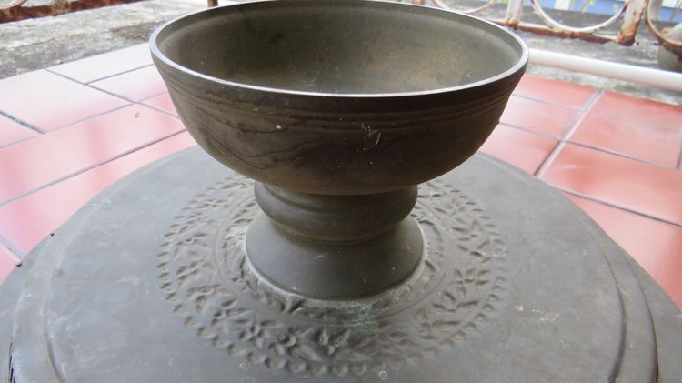 พานโตบทองเหลือง 15 นิ้ว สูง 6นิ้ว  งานเก่า เก่าเก็บ รูปที่ 8