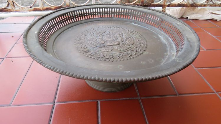 เครื่องเงินเก่า พานโตบทองเหลือง 15 นิ้ว สูง 6นิ้ว  งานเก่า เก่าเก็บ