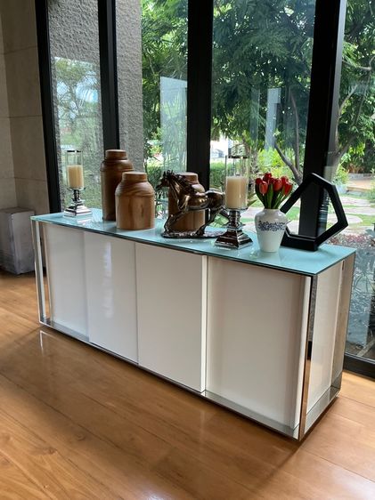 ตู้ไซด์บอร์ดไฮกลอสขาวเฟรมสแตนเลส