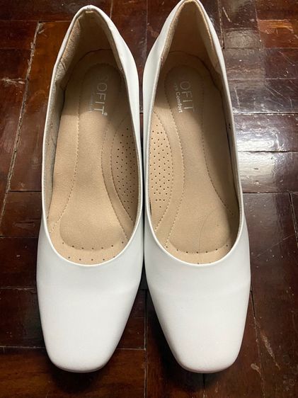 รองเท้าขาว