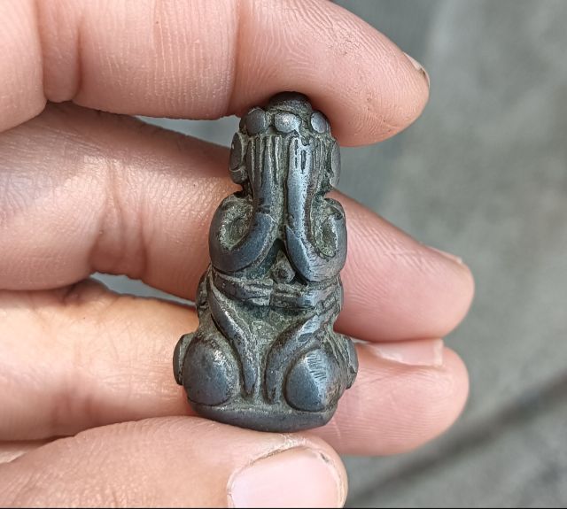 พระปิดตาไม่ทราบเนื้อ 1 องค์