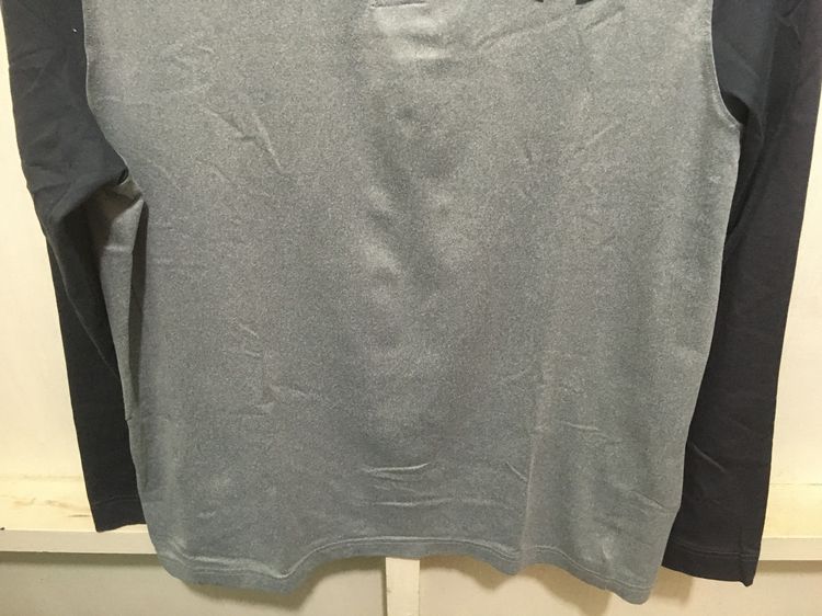 เสื้อยืด Henley(เฮนรี่) แขนยาว แบรนด์ UNDER ARMOUR สีโทนเทา รูปที่ 4
