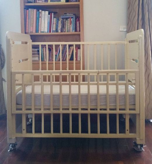 เตียงเด็ก ราวกั้นขึ้นลงได้ ถอดประกอบได้เคลื่อนย้ายสะดวก รูปที่ 2