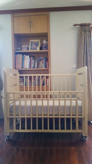 เตียงเด็ก ราวกั้นขึ้นลงได้ ถอดประกอบได้เคลื่อนย้ายสะดวก รูปที่ 3