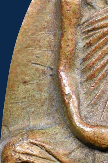 พระรูปเหมือนปั๊มหลังเตารีดหลวงพ่อพรหม วัดข่องแค หลังวงเดือนปี 16 เนื้อทองฝาบาตร เก่ามาก รูปที่ 15