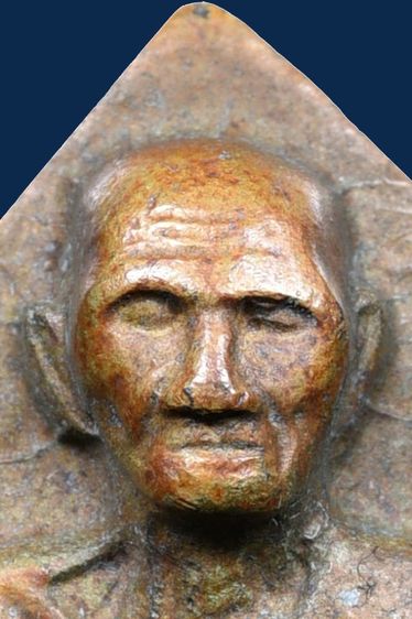 พระรูปเหมือนปั๊มหลังเตารีดหลวงพ่อพรหม วัดข่องแค หลังวงเดือนปี 16 เนื้อทองฝาบาตร เก่ามาก รูปที่ 10