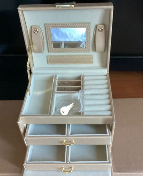 อื่นๆ กล่องเก็บเครื่องประดับสีครีม