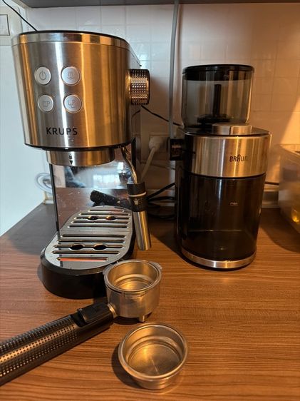 เครื่องชงกาแฟและเครื่องบดกาแฟจำหน่ายพร้อมกัน