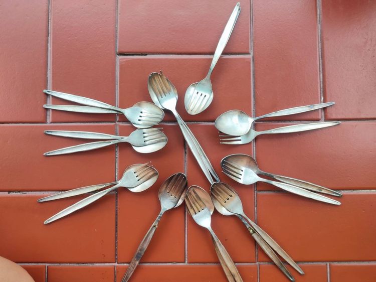 อุปกรณ์ในครัวอื่นๆ ชุดช้อนซ้อม ชุบเงินเก่า ชุบหนา เก่าๆ มีทั้งหมด 10 คู่   ยกเเยกได้หมด 