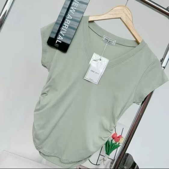 เสื้อยืด   ผ้ายูนิโคล่  คอวี ดึงยางข้าง   ใส่แล้วดูเพียว ดูผอม มีสไตล์ 061 023  อก 34-38   ความยาว 20 นิ้ว  ราคา 245 บาท ส่งฟรี มีหนึ่งตัว รูปที่ 2