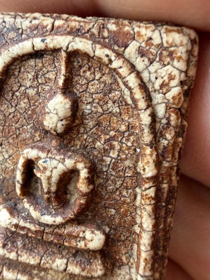 พระสมเด็จวัดระฆังพิมพ์ใหญ่ ขาวนมข้นปูนเปลิอกแตกลายชามสังคโลก เเกร่งหนืบนุ่ม คราบตังอิ๋วจ่ำๆ ผิวหิ้งเดิมๆ ยุบยับย้น ธรรมชาติพระ150ปี รูปที่ 11