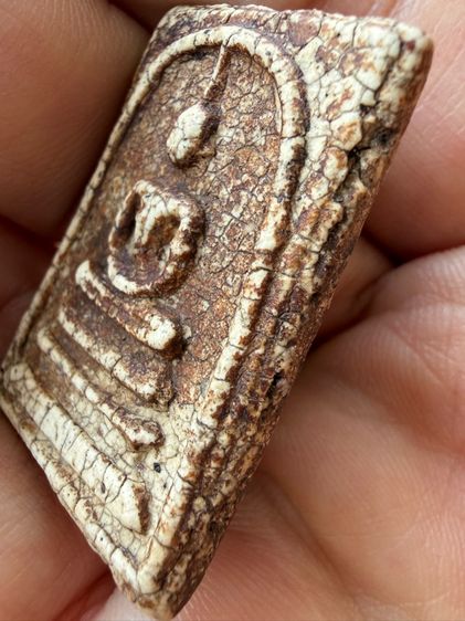 พระสมเด็จวัดระฆังพิมพ์ใหญ่ ขาวนมข้นปูนเปลิอกแตกลายชามสังคโลก เเกร่งหนืบนุ่ม คราบตังอิ๋วจ่ำๆ ผิวหิ้งเดิมๆ ยุบยับย้น ธรรมชาติพระ150ปี รูปที่ 6