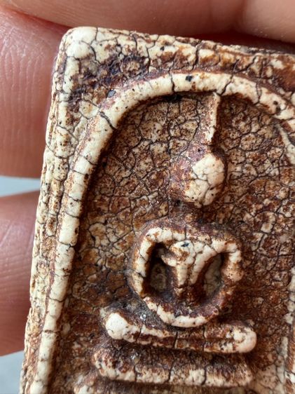 พระสมเด็จวัดระฆังพิมพ์ใหญ่ ขาวนมข้นปูนเปลิอกแตกลายชามสังคโลก เเกร่งหนืบนุ่ม คราบตังอิ๋วจ่ำๆ ผิวหิ้งเดิมๆ ยุบยับย้น ธรรมชาติพระ150ปี รูปที่ 12