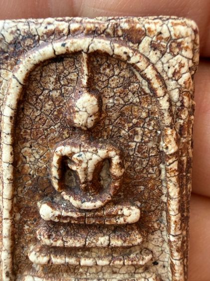 พระสมเด็จวัดระฆังพิมพ์ใหญ่ ขาวนมข้นปูนเปลิอกแตกลายชามสังคโลก เเกร่งหนืบนุ่ม คราบตังอิ๋วจ่ำๆ ผิวหิ้งเดิมๆ ยุบยับย้น ธรรมชาติพระ150ปี รูปที่ 5