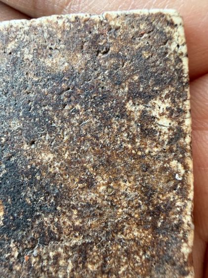 พระสมเด็จวัดระฆังพิมพ์ใหญ่ ขาวนมข้นปูนเปลิอกแตกลายชามสังคโลก เเกร่งหนืบนุ่ม คราบตังอิ๋วจ่ำๆ ผิวหิ้งเดิมๆ ยุบยับย้น ธรรมชาติพระ150ปี รูปที่ 15