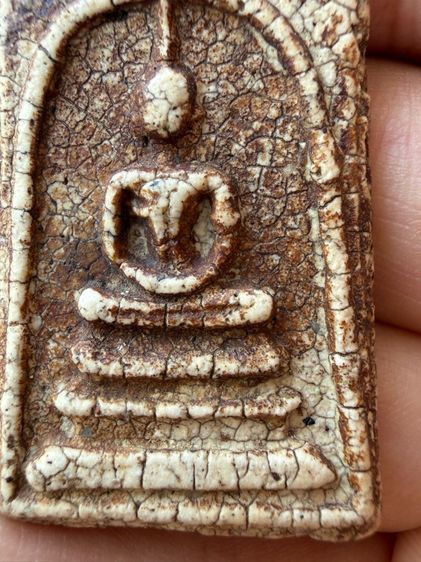 พระสมเด็จวัดระฆังพิมพ์ใหญ่ ขาวนมข้นปูนเปลิอกแตกลายชามสังคโลก เเกร่งหนืบนุ่ม คราบตังอิ๋วจ่ำๆ ผิวหิ้งเดิมๆ ยุบยับย้น ธรรมชาติพระ150ปี รูปที่ 4