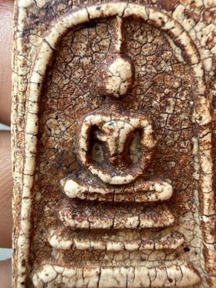 พระสมเด็จวัดระฆังพิมพ์ใหญ่ ขาวนมข้นปูนเปลิอกแตกลายชามสังคโลก เเกร่งหนืบนุ่ม คราบตังอิ๋วจ่ำๆ ผิวหิ้งเดิมๆ ยุบยับย้น ธรรมชาติพระ150ปี