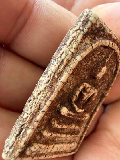 พระสมเด็จวัดระฆังพิมพ์ใหญ่ ขาวนมข้นปูนเปลิอกแตกลายชามสังคโลก เเกร่งหนืบนุ่ม คราบตังอิ๋วจ่ำๆ ผิวหิ้งเดิมๆ ยุบยับย้น ธรรมชาติพระ150ปี รูปที่ 9