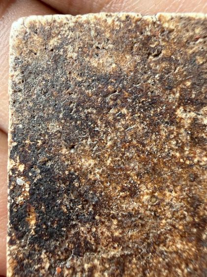 พระสมเด็จวัดระฆังพิมพ์ใหญ่ ขาวนมข้นปูนเปลิอกแตกลายชามสังคโลก เเกร่งหนืบนุ่ม คราบตังอิ๋วจ่ำๆ ผิวหิ้งเดิมๆ ยุบยับย้น ธรรมชาติพระ150ปี รูปที่ 16