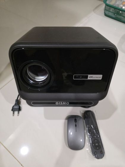 โปรเจคเตอร์ Gismo รุ่นใหม่ 4K Projector สีดำ พร้อมเม้าส์ และรีโมท เดิมๆ พร้อมใช้งานอย่างดี พร้อมส่ง รูปที่ 2