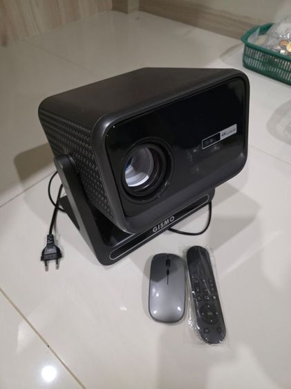 โปรเจคเตอร์ Gismo รุ่นใหม่ 4K Projector สีดำ พร้อมเม้าส์ และรีโมท เดิมๆ พร้อมใช้งานอย่างดี พร้อมส่ง