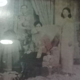 รูปภาพเก่า ร.9 กรอบไม้สัก รูปที่ 4