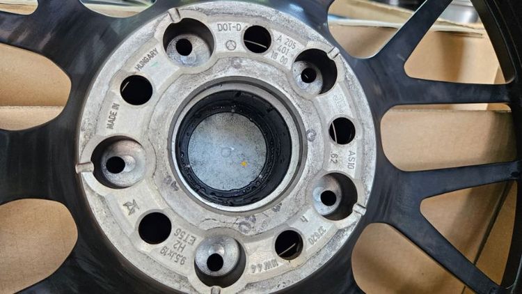 ล้อแท้ C63 AMG 19"forged แท้ศูนย์ germany
หล่อหายากน้ำหนักเบา
made Germany  รูปที่ 7