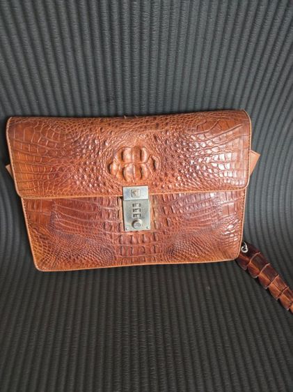 กระเป๋าหนังจระเข้ Versace