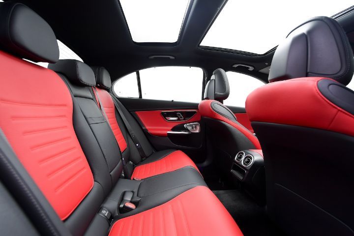 Mercedes-Benz C-Class 2023 C350e Sedan ปลั๊กอินไฮบริด (PHEV) เกียร์อัตโนมัติ ขาว รูปที่ 4