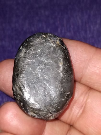 เบี้ยแก้ แบบเปลือยตีพับที่ตัวเบี้ยแบบไม่ตัดปีก ยุคต้น หลวงปู่บุญ วัดกลางบางแก้ว จ.นครปฐม องค์ครู สภาพเปลือยหุ้มด้วยโลหะตะกั่ว ปรอทยังวิ่งเต็ รูปที่ 2