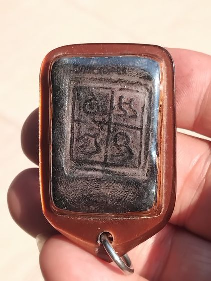 พระผงยาจินดามณี พิมพ์ปิดตา หลวงปู่บุญ วัดกลางบางแก้ว ประมาณปี 2459-2476 พิมพ์ คม ชัด ลึก ผิวแห้ง ขึ้นกากยา เป็นธรรมชาติเดิมๆ สภาพสวยมาก เก่า รูปที่ 3