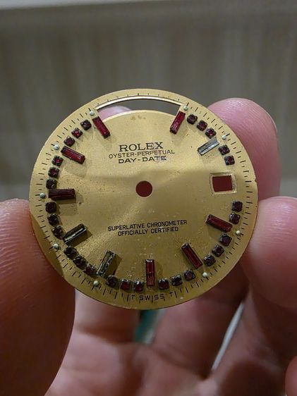 หน้าปัด นาฬิกา ยี่ห้อ ROLEX สวยเก่าเก็บ หลักพลอยสีแดง หายาก ขายตามสภาพ ไม่ได้รับประกัน พร้อมส่งครับ 