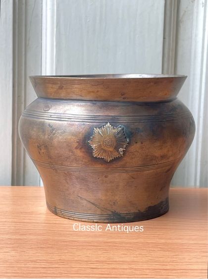 กระโถน ตราสุริยมณฑล แห่งราชินิกุลบุนนาค เก่าโบราณสะสม